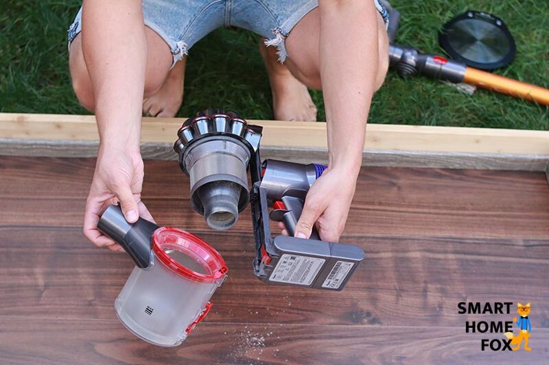 Removing the dirt container on the Dyson V8